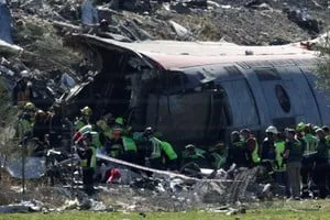 Restos de vagones descarrilados tras el choque de dos trenes de alta velocidad en las inmediaciones de Urda, Toledo