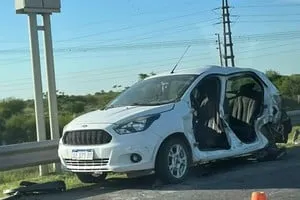 Accidente de tránsito en la Autopista Santa Fe - Rosario, a la altura de Santo Tomé, con un auto y un camión involucrados