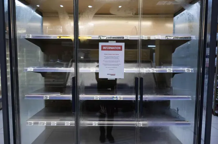 Interior de un supermercado con heladeras y congeladores vacíos tras el ciberataque en Francia