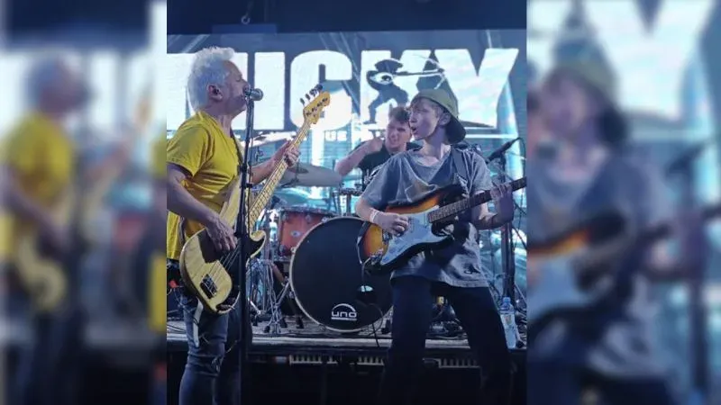Ciro Bellia, guitarrista de 11 años oriundo de Funes, durante su visita al stream A Puro Click