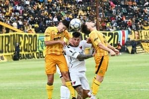 Jugadores de Colón y Mitre disputando un balón durante el partido