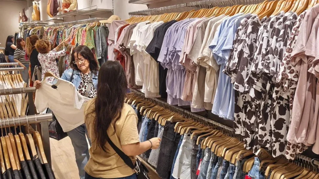 Personas comprando en un supermercado