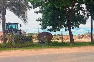 Máquinas y vehículos en el predio de Mejico Contenedores en Alto Verde