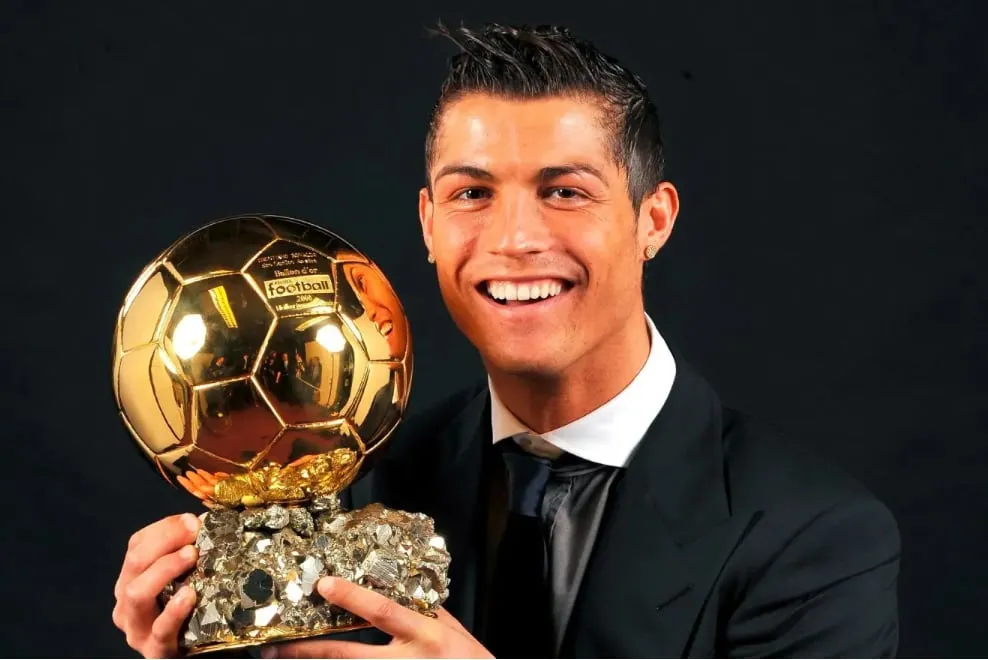 Cristiano Ronaldo con el Balón de Oro 2008, premio BOAT al mejor de todos los tiempos