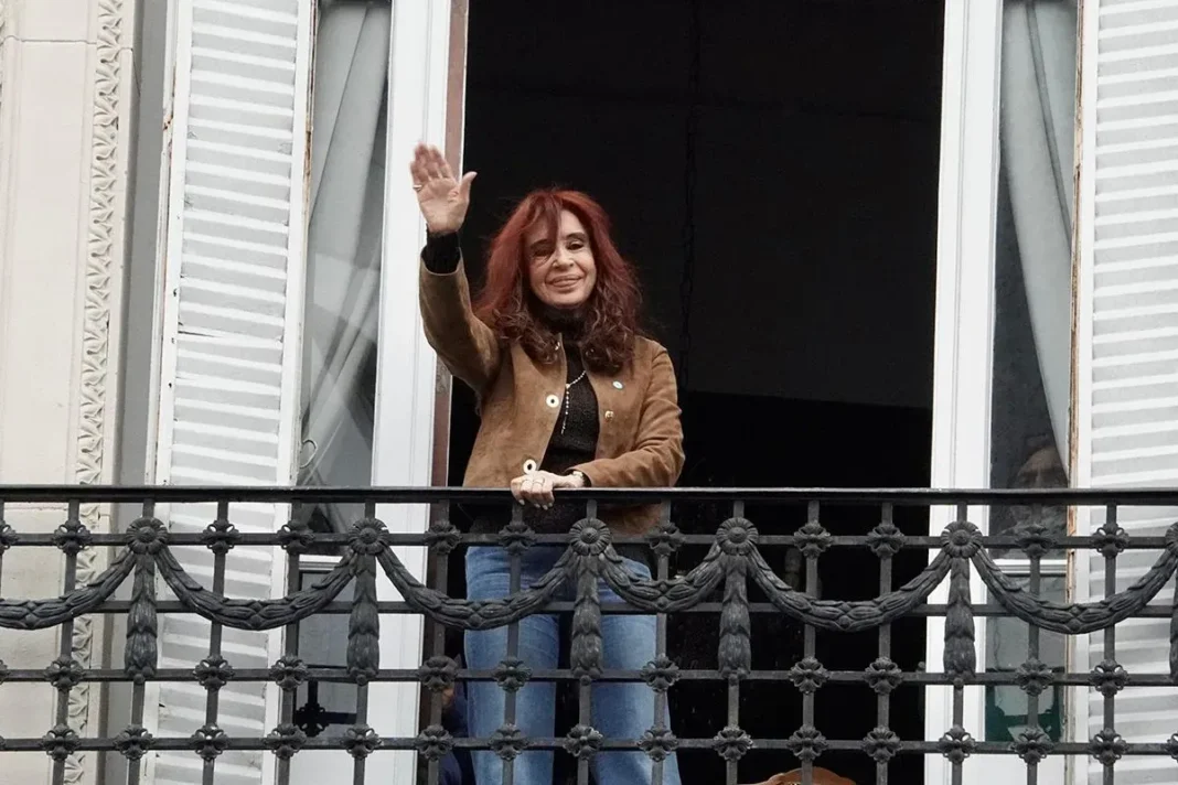 Cristina Fernández de Kirchner saludando desde el balcón de su domicilio en Constitución