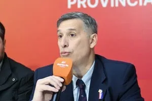 Ministro de Economía de Santa Fe, Pablo Olivares, durante la firma de un convenio