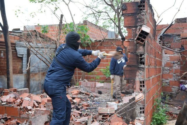 Operativo de derribo de búnkeres en el barrio Industrial de Rosario