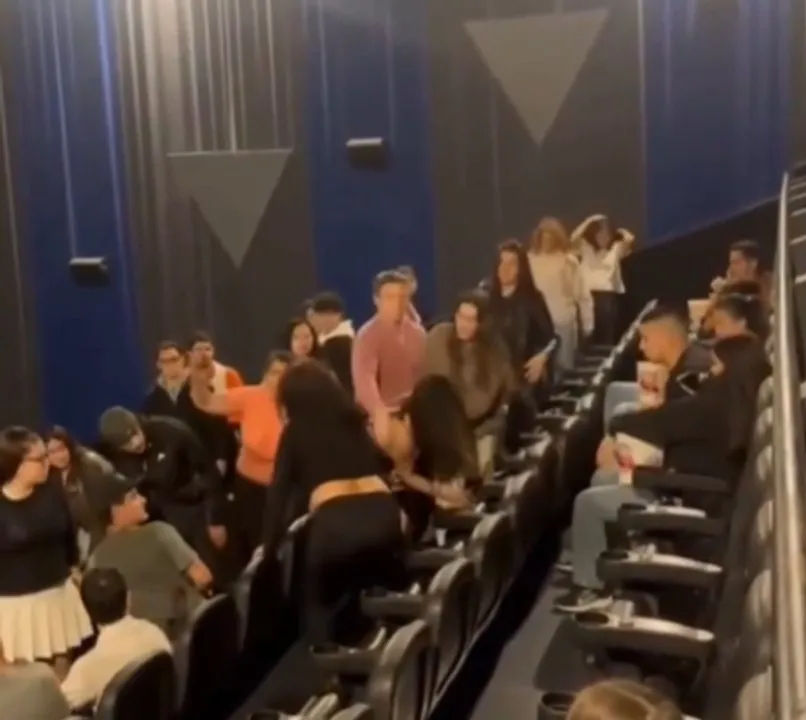 Sala de cine vacía con butacas rojas
