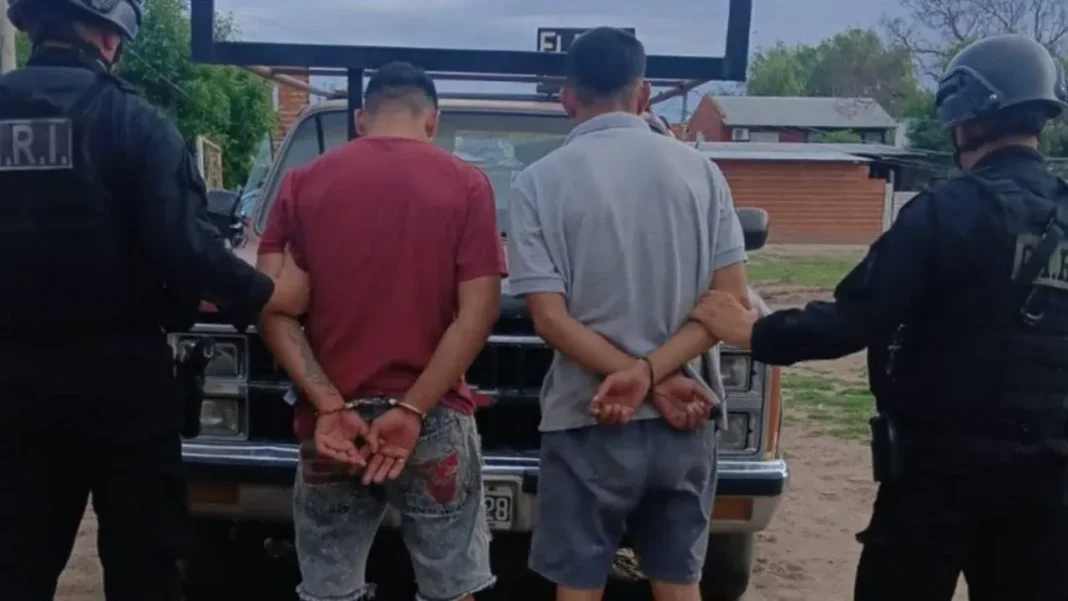 Móvil policial en la vía pública durante un operativo