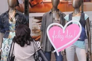 Personas comprando regalos en un comercio minorista