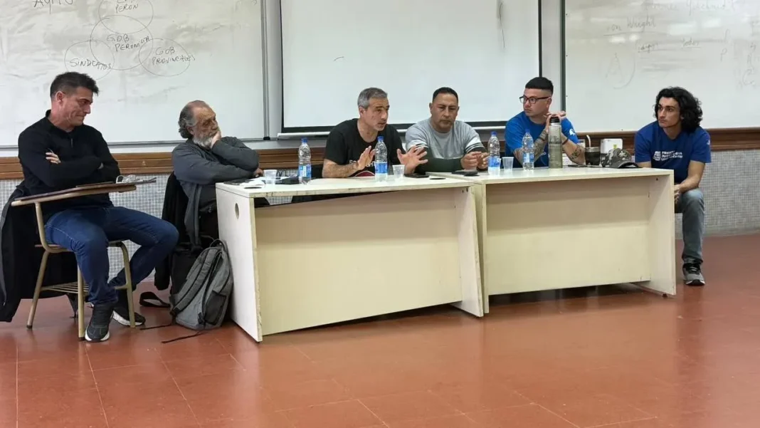 Dirigentes sindicales y estudiantes durante el encuentro 'La Universidad y el Mundo del Trabajo' en la Facultad de Ciencia Política y Relaciones Internacionales de la UNR