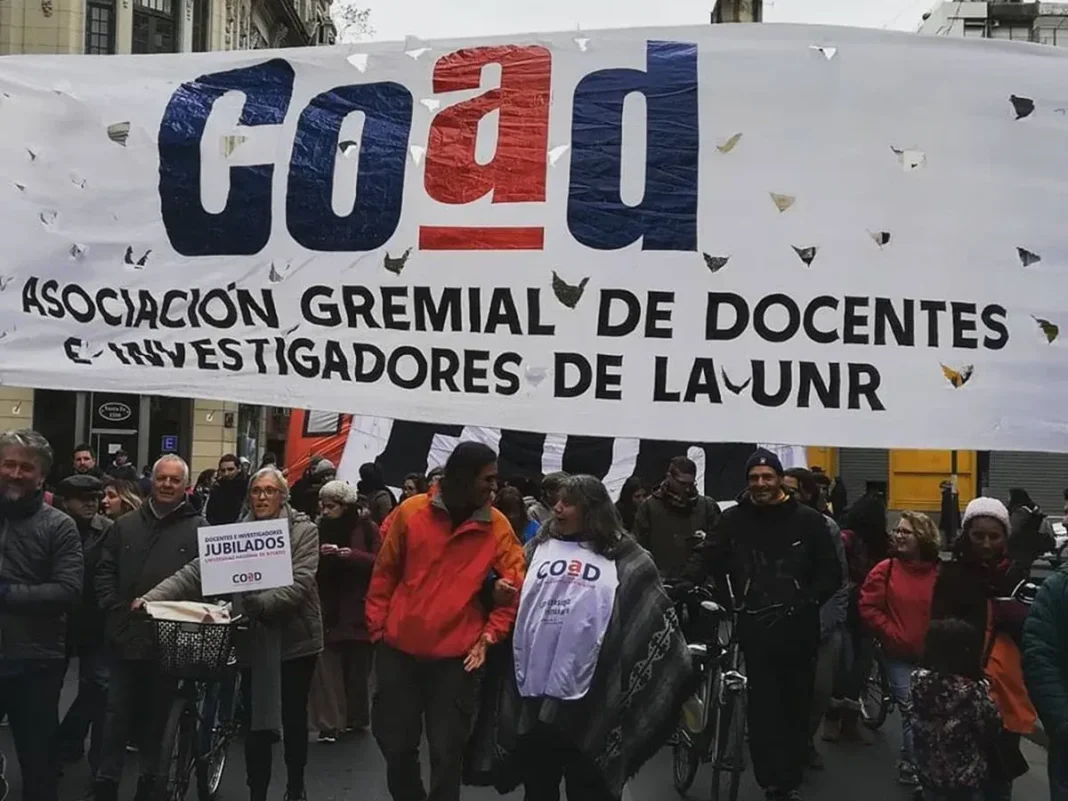 Docentes universitarios durante una movilización