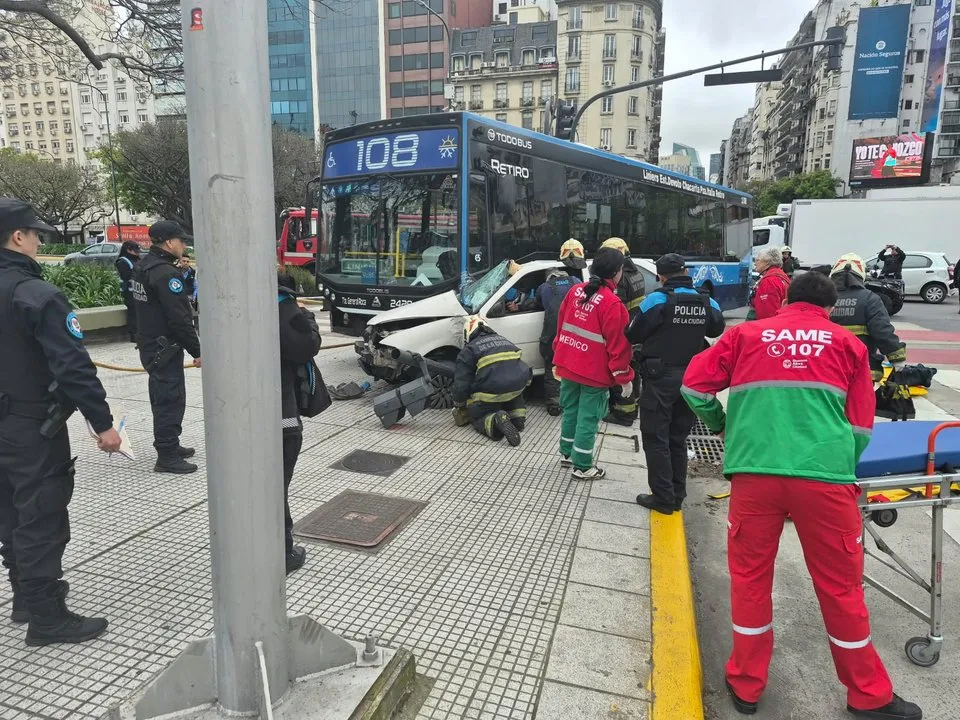 Choque entre un auto y un colectivo en la intersección de 9 de Julio y Santa Fe, Recoleta