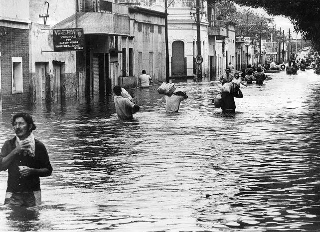 Vista del arroyo Ludueña en Rosario, con su cauce y entorno urbano