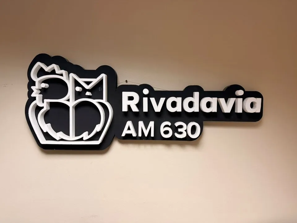 Jonatan Andreani y el equipo de El Rotativo del Aire con el Martín Fierro de Radio