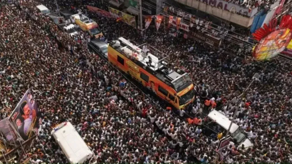 Multitud durante el festival Durga Puja en Calcuta, India, donde se produjo una estampida
