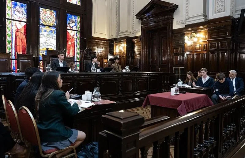 Estudiantes participando de un simulacro de juicio oral en la sala de audiencias de Tribunales