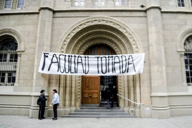 Estudiantes de la UNR durante la toma de una facultad