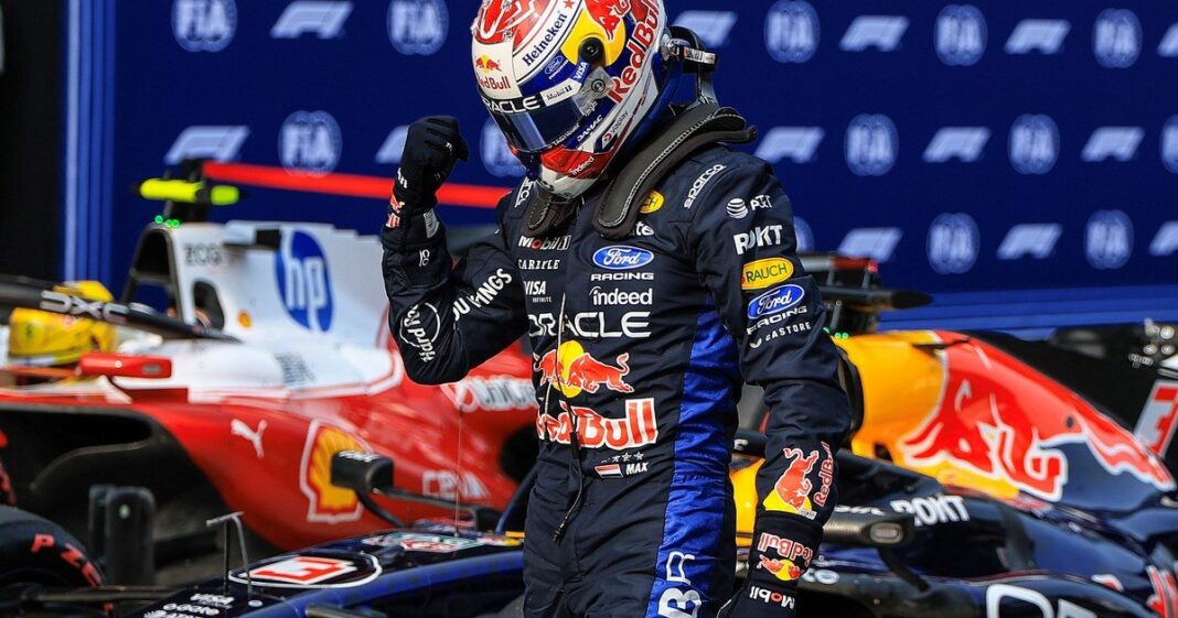 Max Verstappen celebrando la pole position en el circuito de Sepang, Malasia