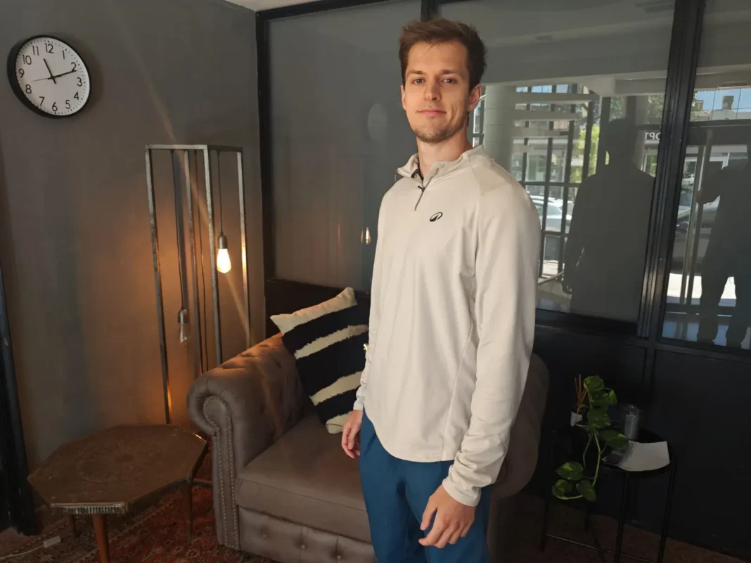 Facundo Urchipia, kinesiólogo de BioSport, durante una entrevista en el stream Saque y Volea