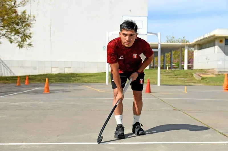 Fernando Aldana, jugador de hockey de la selección peruana, posando con el uniforme en los Juegos Suramericanos Santa Fe 2026