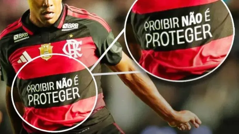 Jugadores de Flamengo en el partido ante Santos con la frase 'Prohibir no es proteger' en la camiseta