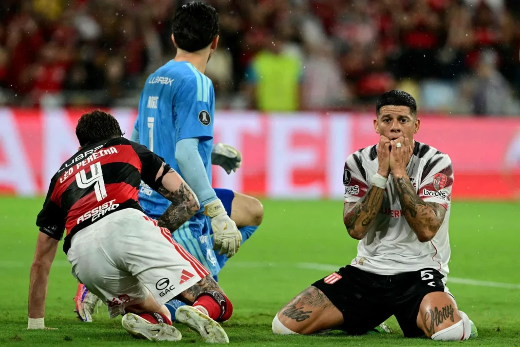 Marcos Rojo durante el partido entre Flamengo y Estudiantes por la Copa Libertadores