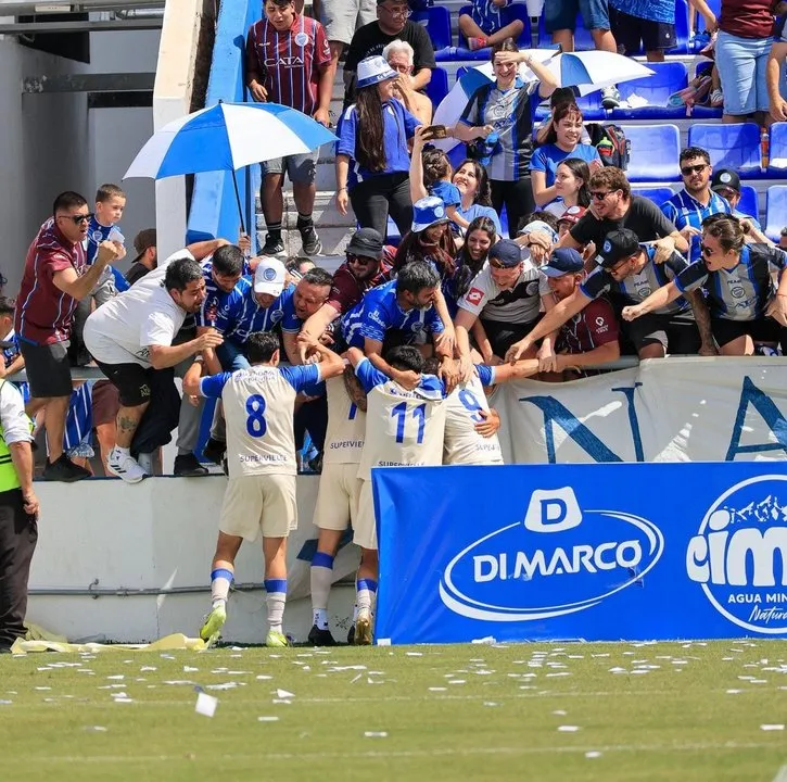 Estadio de fútbol con jugadores de Godoy Cruz y Tristán Suárez en la final por el ascenso