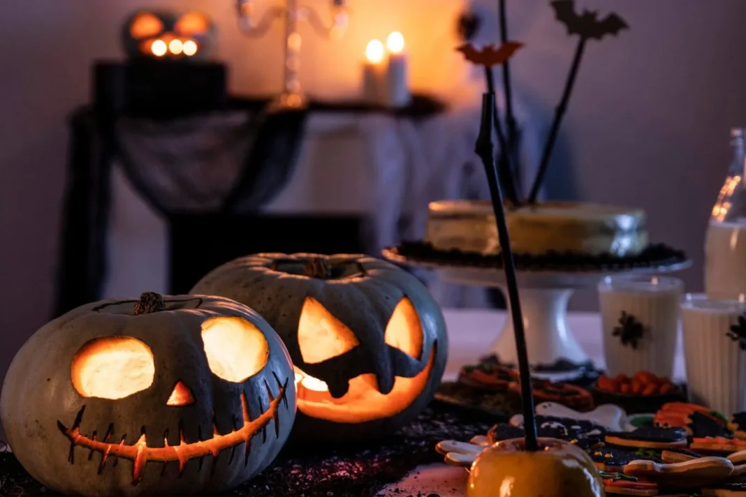 Doodle de Google por Halloween con letras en sombras y murciélagos sobre fondo verde