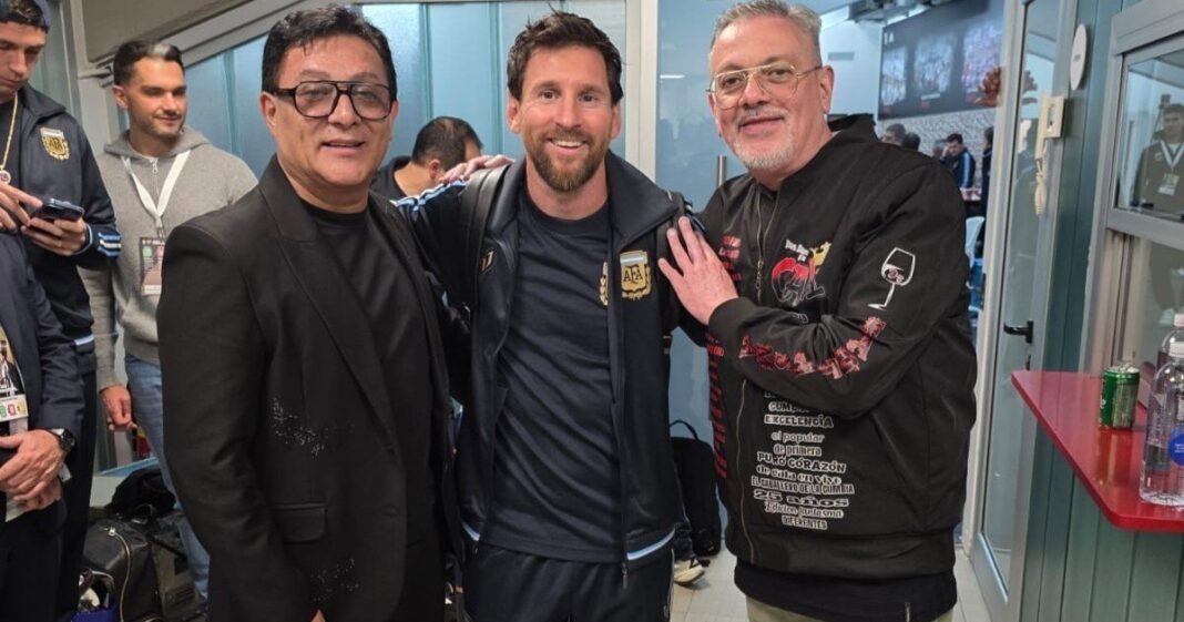 Grupo Cali y Sergio Torres junto a Lionel Messi en el vestuario del Monumental