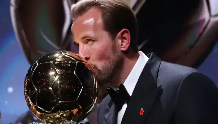 Harry Kane con el Balón de Oro 2026 en el London Palladium