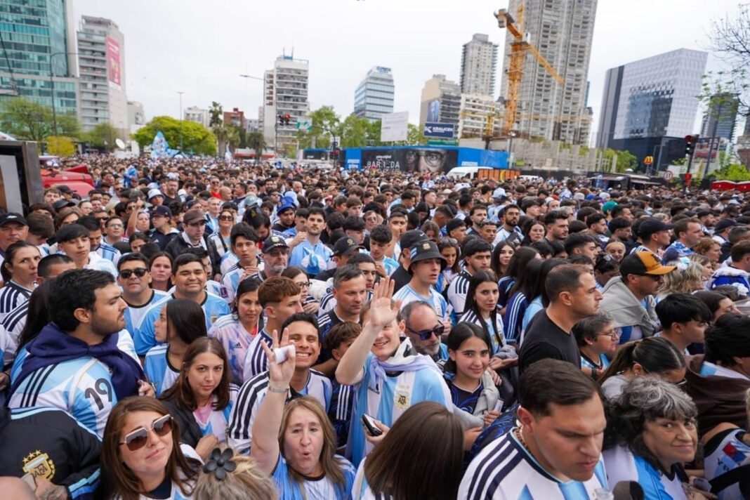 Hinchas argentinos en las inmediaciones del Estadio Monumental para la despedida de Messi