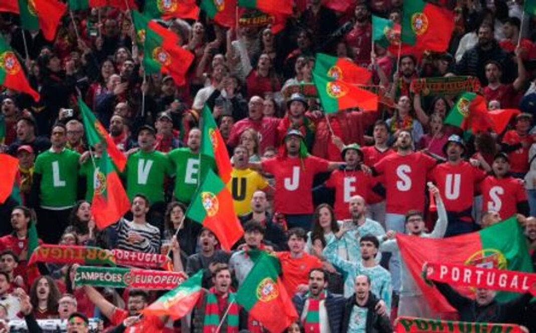 Hinchas portugueses con remeras de apoyo a Jorge Jesús