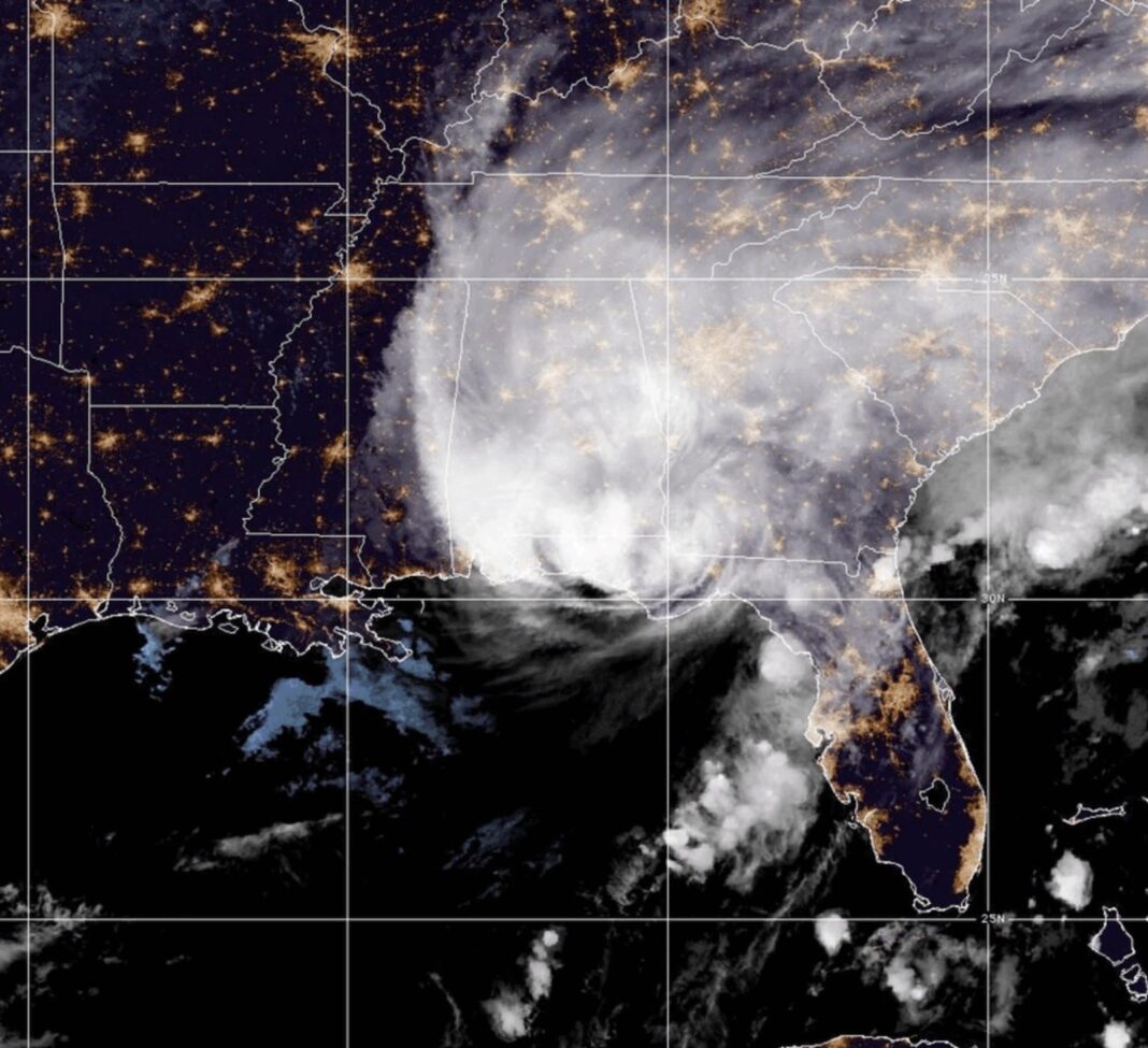 Imagen de los daños causados por el huracán Isaías en Florida, con árboles caídos y cortes de energía