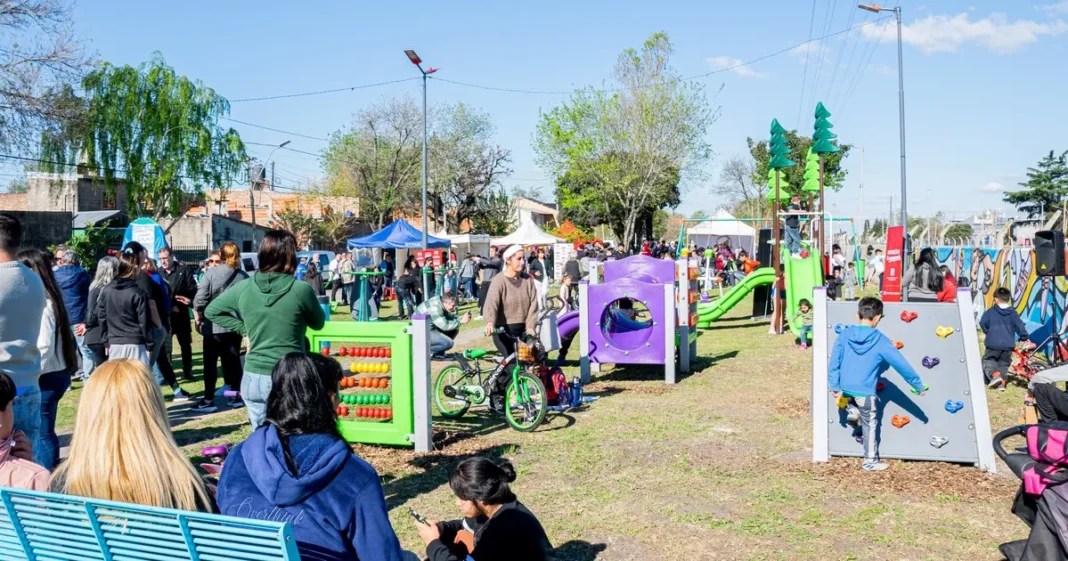 Autoridades y vecinos durante la inauguración de la plaza Malvinas Argentinas en Castelar Sur