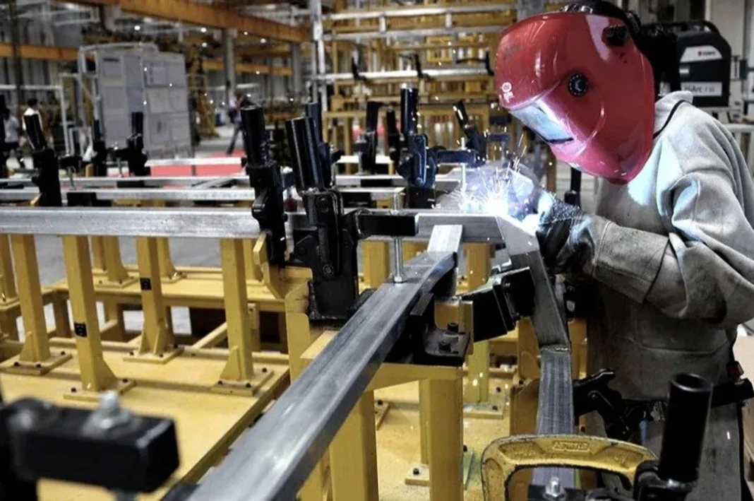 Máquinas industriales en una planta metalúrgica