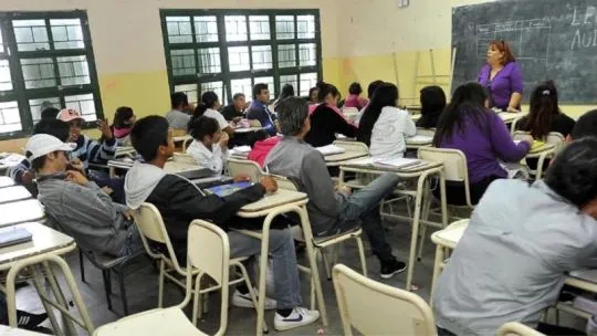 Estudiantes en un aula escolar