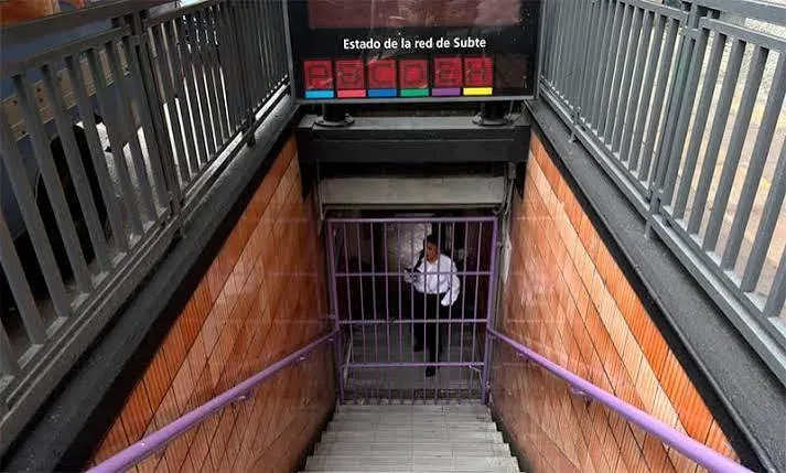 Formación del subte detenida en andén durante la interrupción del servicio