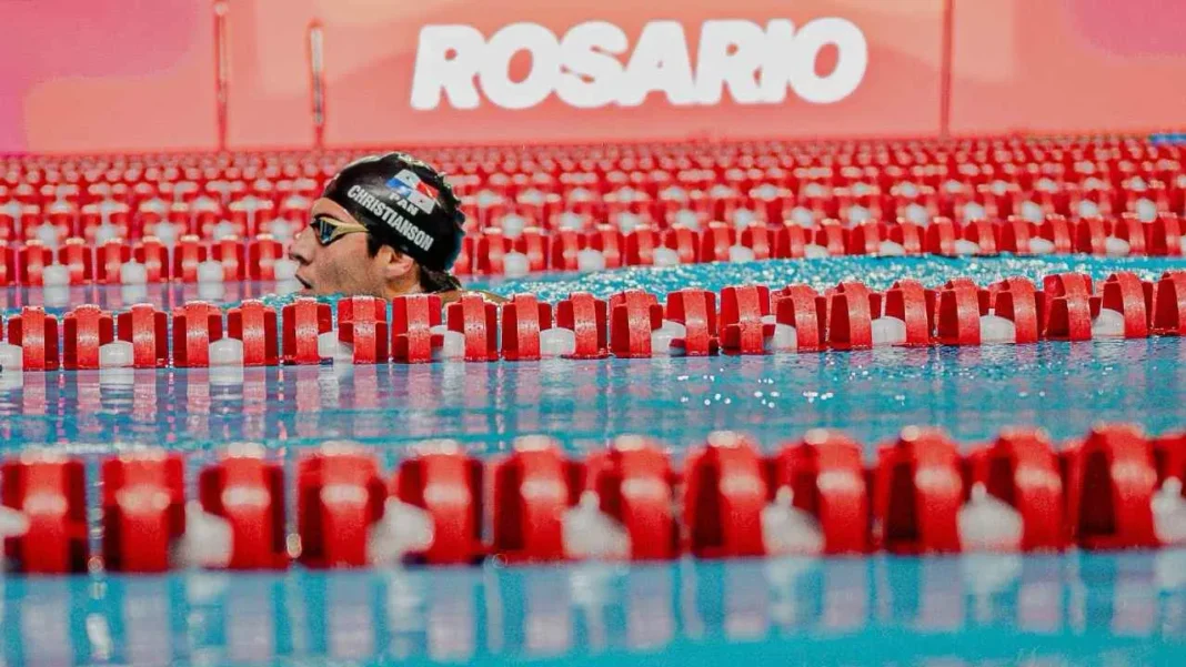 Nadadores compitiendo en el Invencible Centro Acuático Provincial durante la Copa Santa Fe de Natación