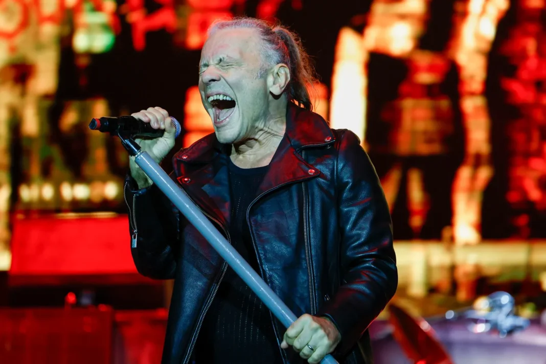 Iron Maiden en el escenario del estadio de Huracán durante su concierto en Buenos Aires