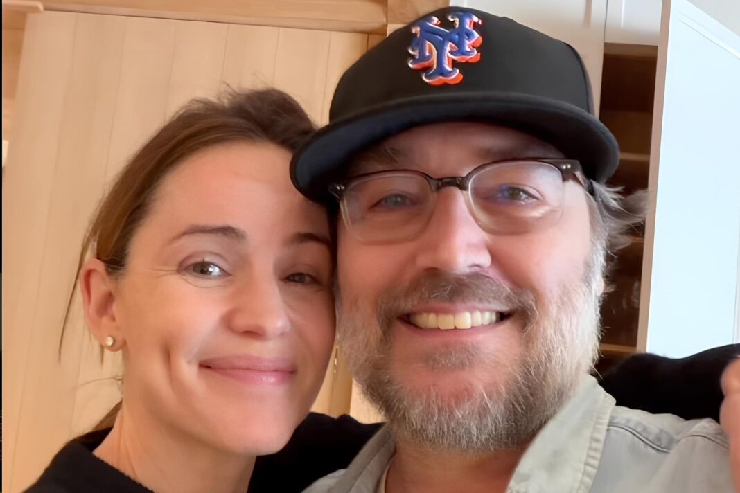 Jennifer Garner y Michael Vartan en una foto informal sonriendo a cámara
