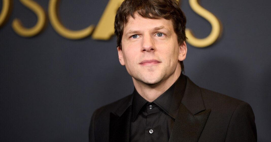 Jesse Eisenberg en una escena de La red social caracterizado como Mark Zuckerberg