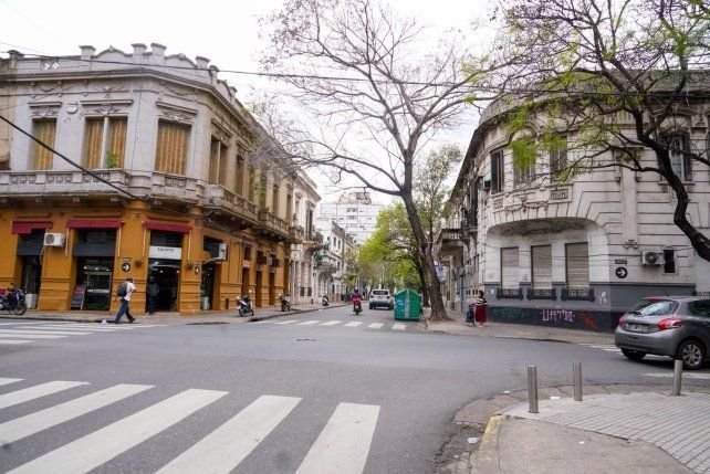 Móvil policial en la zona de Urquiza al 1900, donde balearon a un joven