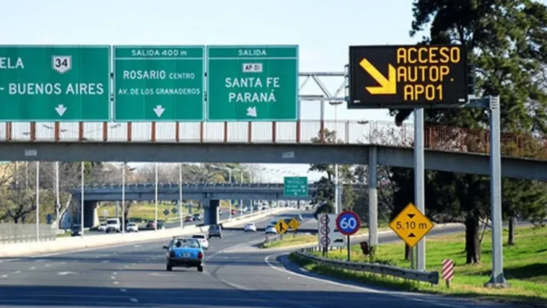 Vista de la Circunvalación de Rosario con luminarias apagadas y vegetación sobre la banquina