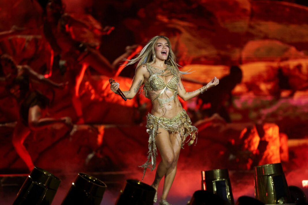 Karol G durante un concierto de su gira Tropitour