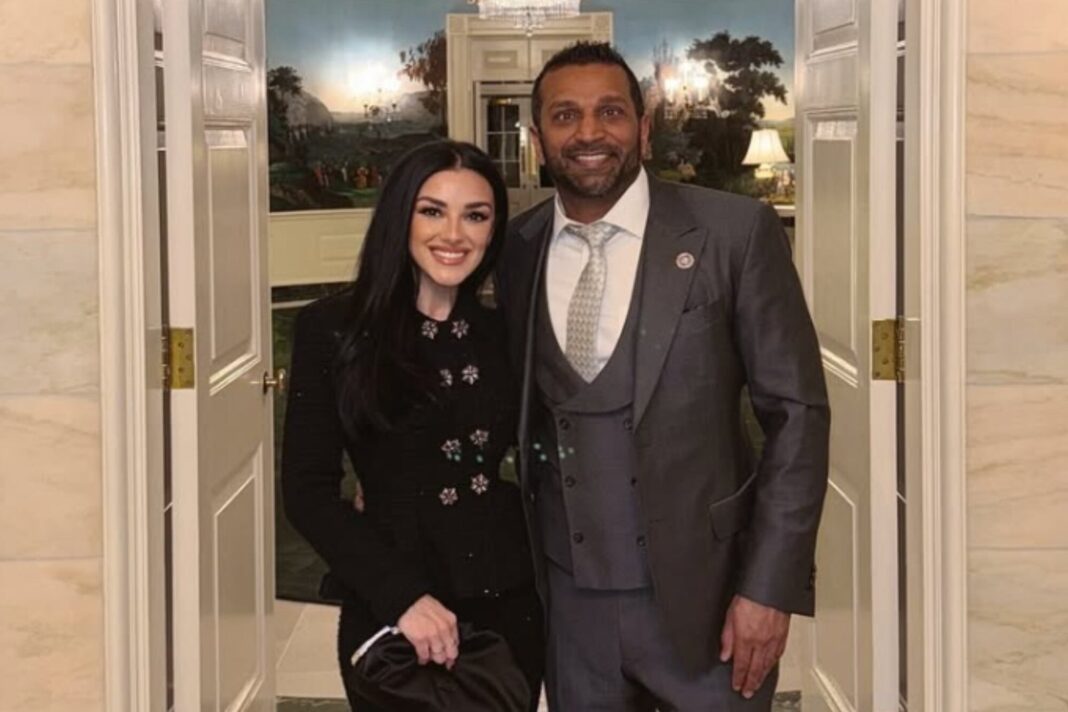 Kash Patel y Alexis Wilkins mostrando el anillo de compromiso