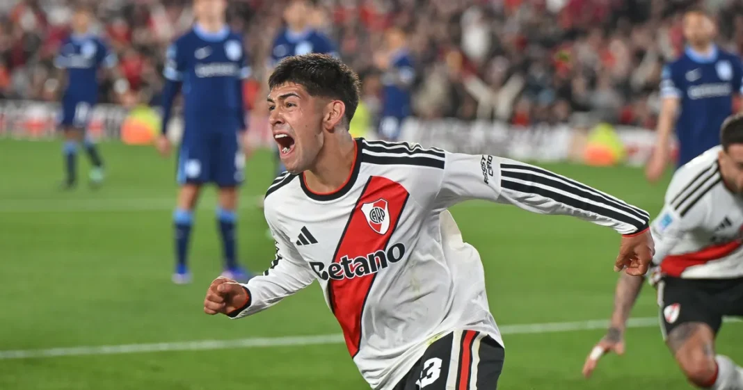 Lautaro Rivero, defensor de River, celebrando el gol ante Racing