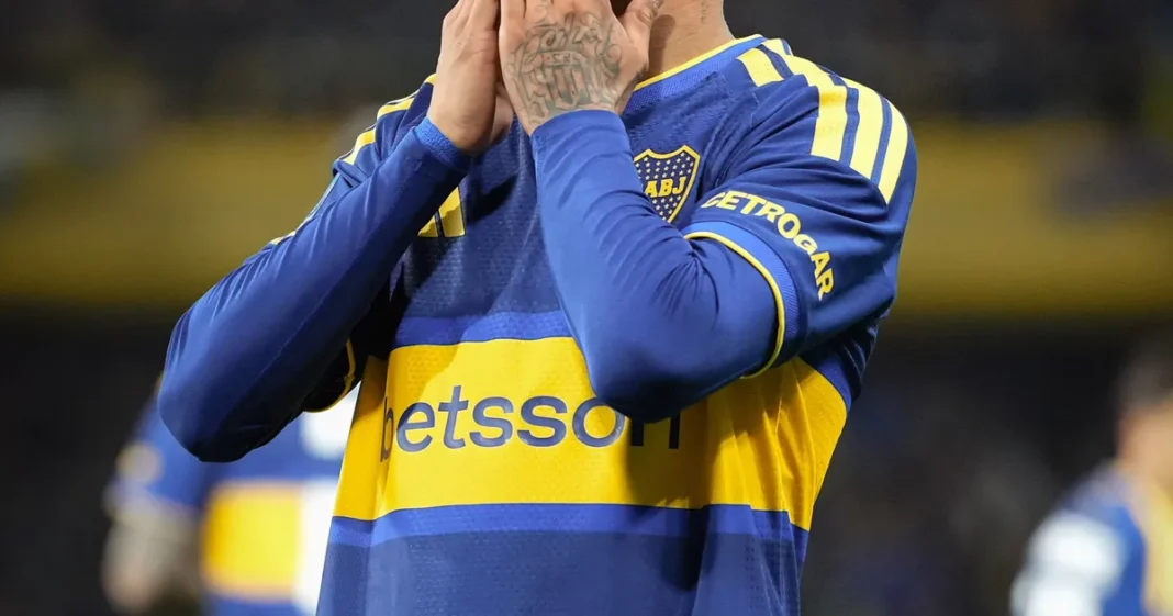 Leonel Flores, delantero de Boca Juniors, hablando en una entrevista