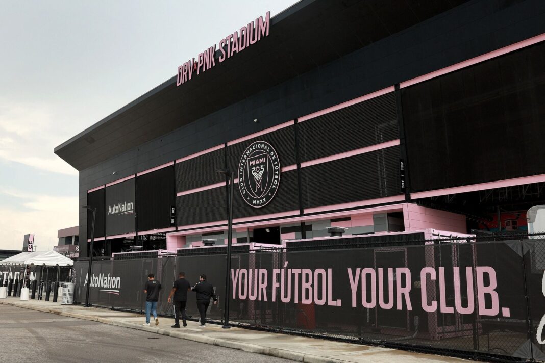 Vista exterior del Drive Pink Stadium de Inter Miami en Fort Lauderdale
