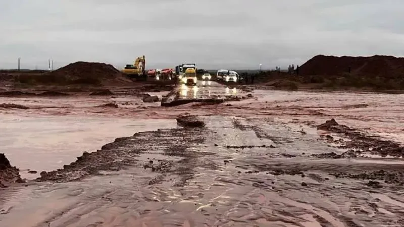 Ruta provincial anegada por las lluvias en la región de Vaca Muerta, Neuquén